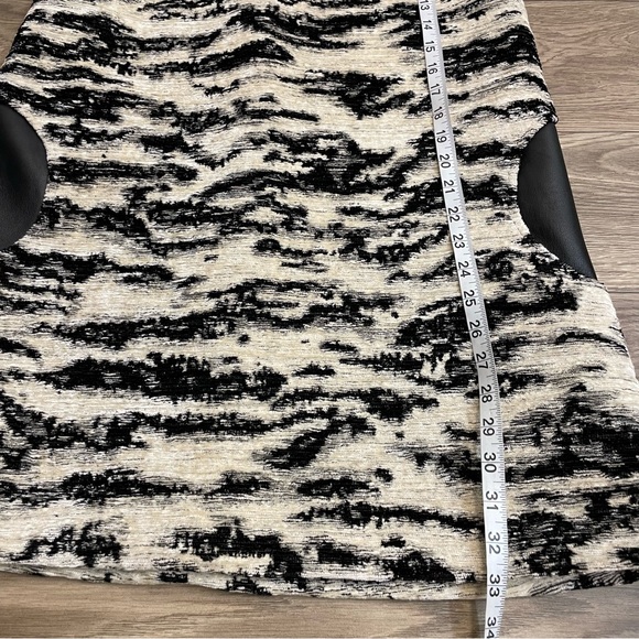 Lisa Perry x Schumacher White & Black Textured Animal Print Mod Style Tunic - Picture 10 of 15